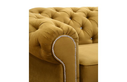 kanapa z ozdobnymi pinezkami 