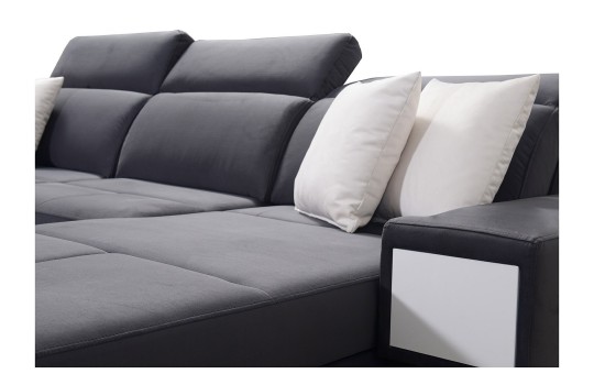 sofa z dekoracyjnymi poduszkami 