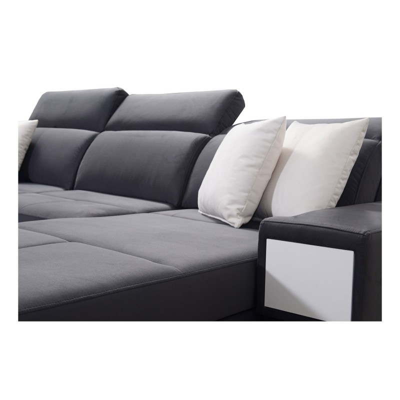 sofa z dekoracyjnymi poduszkami 