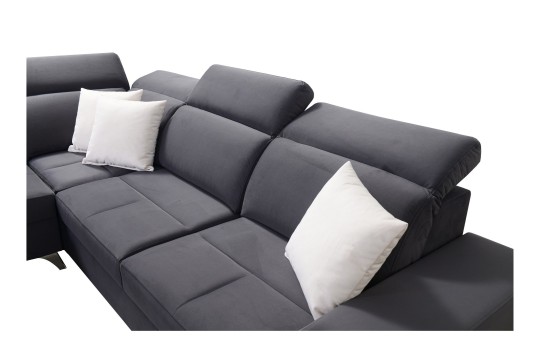 sofa z dodatkowymi poduszkami 