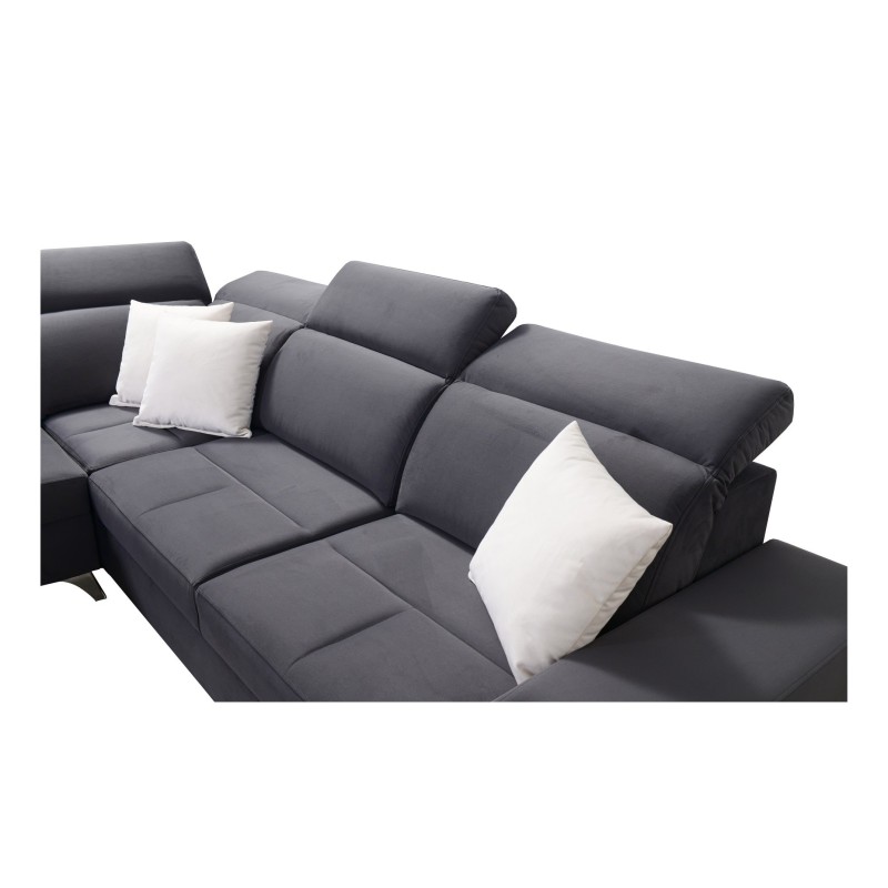 sofa z dodatkowymi poduszkami 