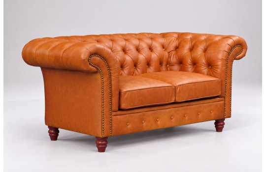 Sofa chesterfield 2 osobowa Harry 200 cm w kolorze koniaku, ćwieki na podłokietnikach