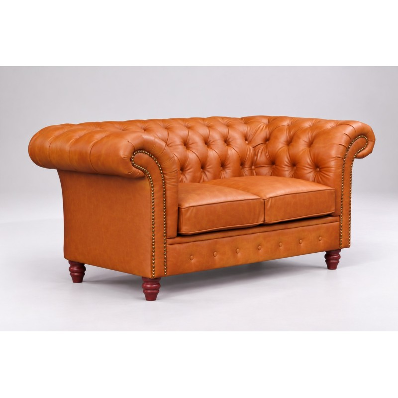 Sofa chesterfield 2 osobowa Harry 200 cm w kolorze koniaku, ćwieki na podłokietnikach