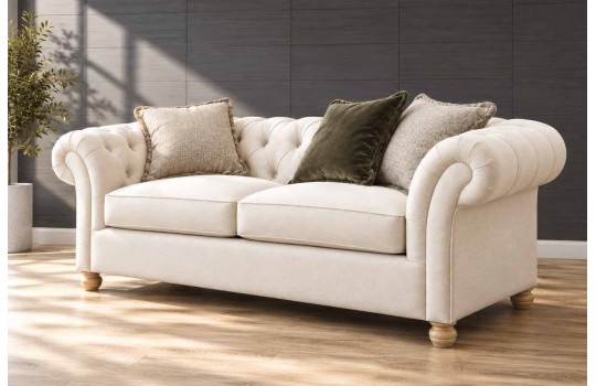 Niska kanapa chesterfield Brandford 220 cm w jasnej tkaninie, pikowane oparcie i toczone nóżki