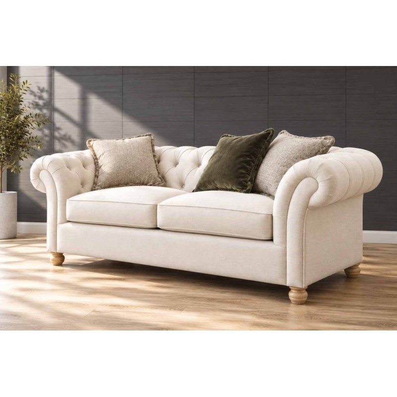 Niska kanapa chesterfield Brandford 220 cm w jasnej tkaninie, pikowane oparcie i toczone nóżki