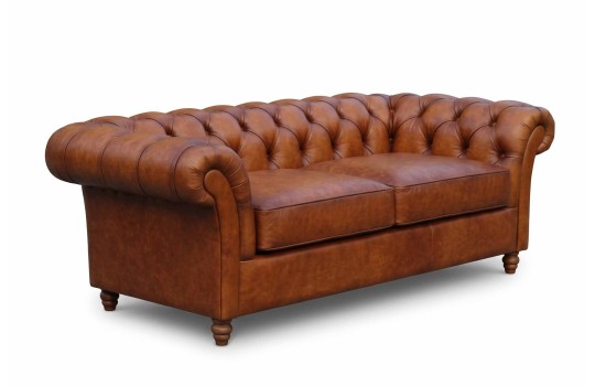 Sofa chesterfield Brandford w brązowej skórze z dwoma siedziskami, jasne tło