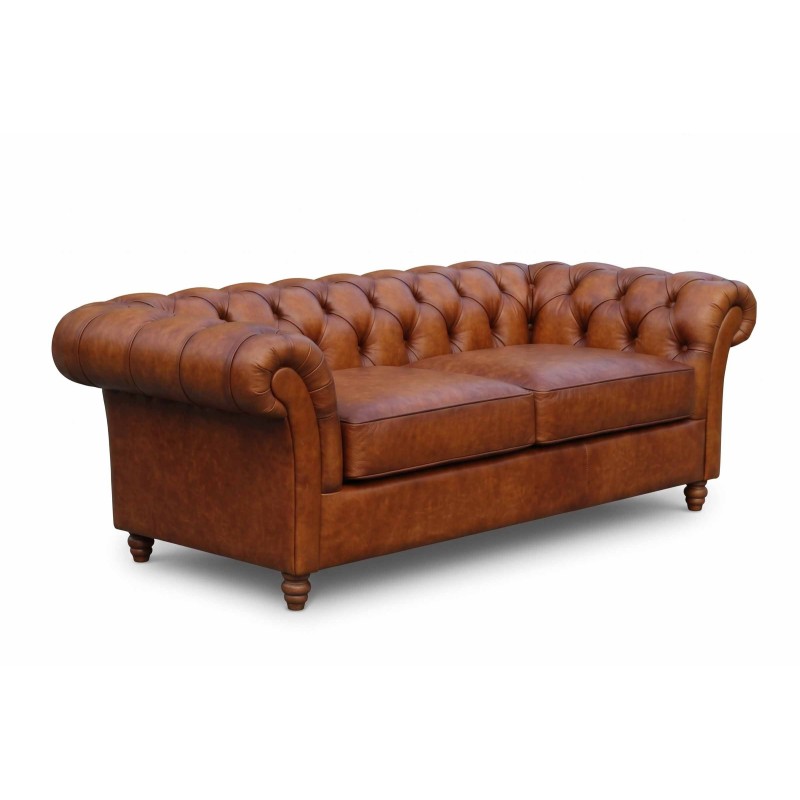Sofa chesterfield Brandford w brązowej skórze z dwoma siedziskami, jasne tło