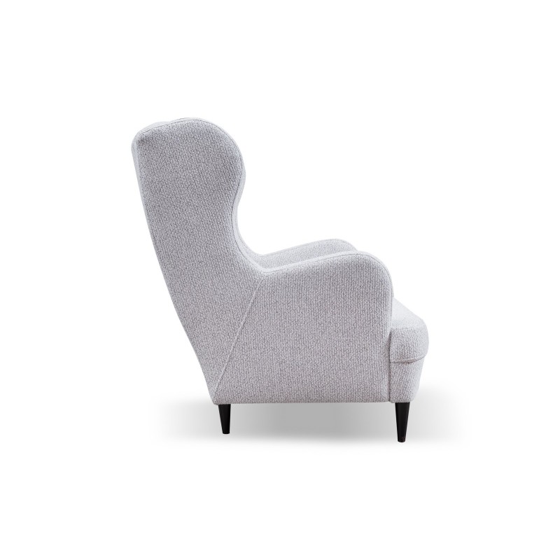 fotel w jasnym materiale 