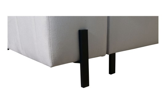 sofa na wysokich czarnych nóżkach 