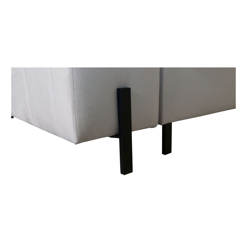 sofa na wysokich czarnych nóżkach 