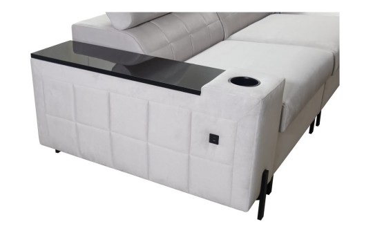 sofa z czarnymi półkami 