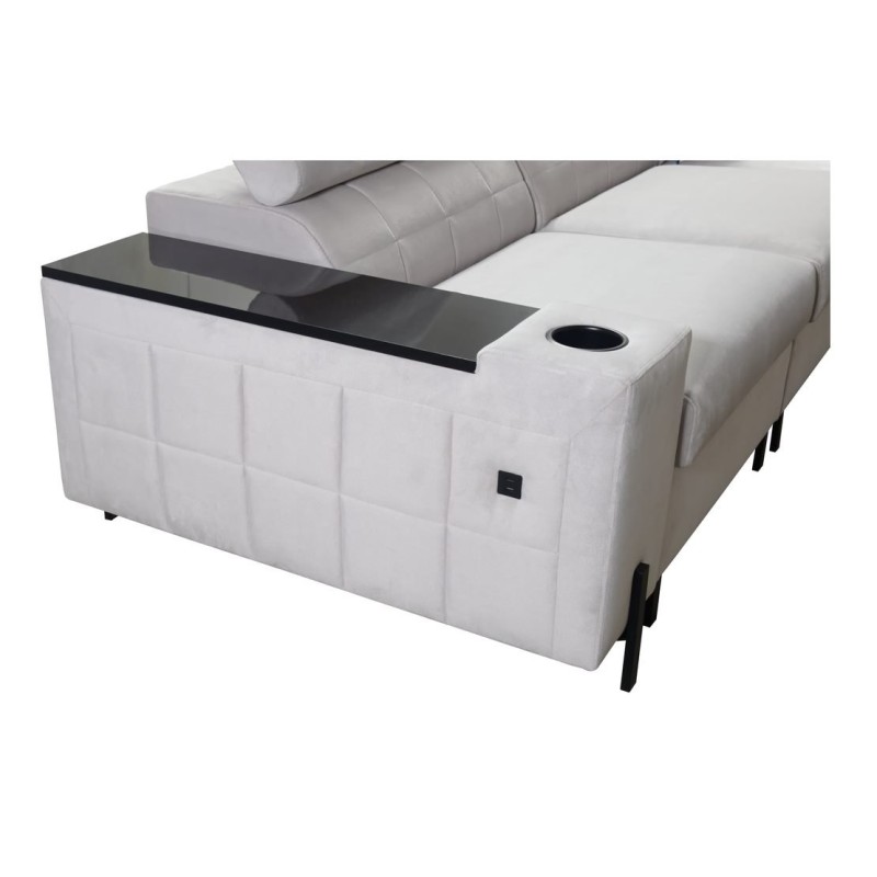 sofa z czarnymi półkami 