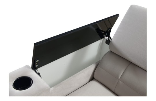 sofa z czarnymi półkami 
