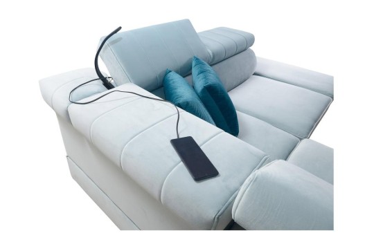sofa z czarną lampką 