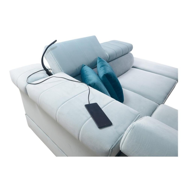 sofa z czarną lampką 