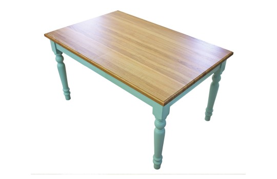 Stół z niebieskimi nogami