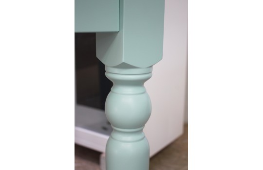 Niebieskie toczone nogi 