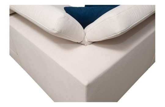 sofa w welurowej tkaninie 