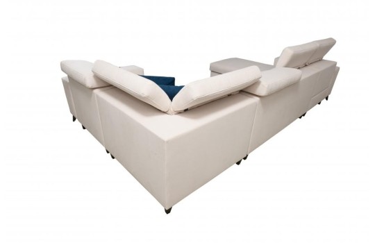 sofa w jasnym materiale do salonu 