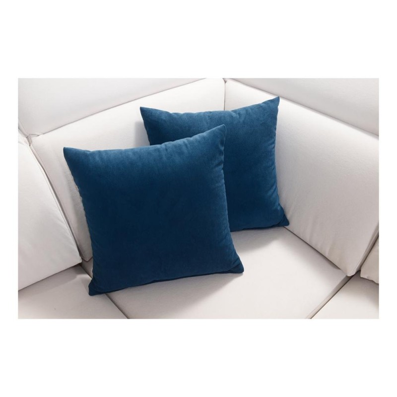 sofa z dekoracyjnymi poduszkami 