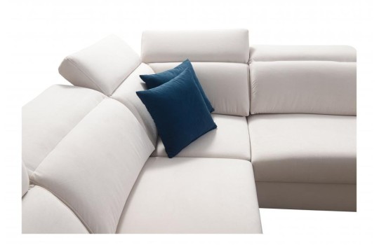 sofa z dekoracyjnymi jaśkami Niobe 