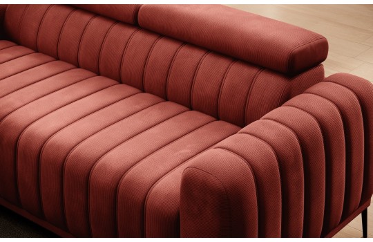 sofa w koralowym materiale 