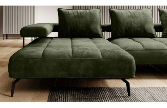 nowoczesna sofa na wysokich nogach 