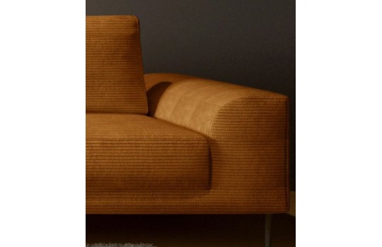 sofa w koniakowym kolorze 