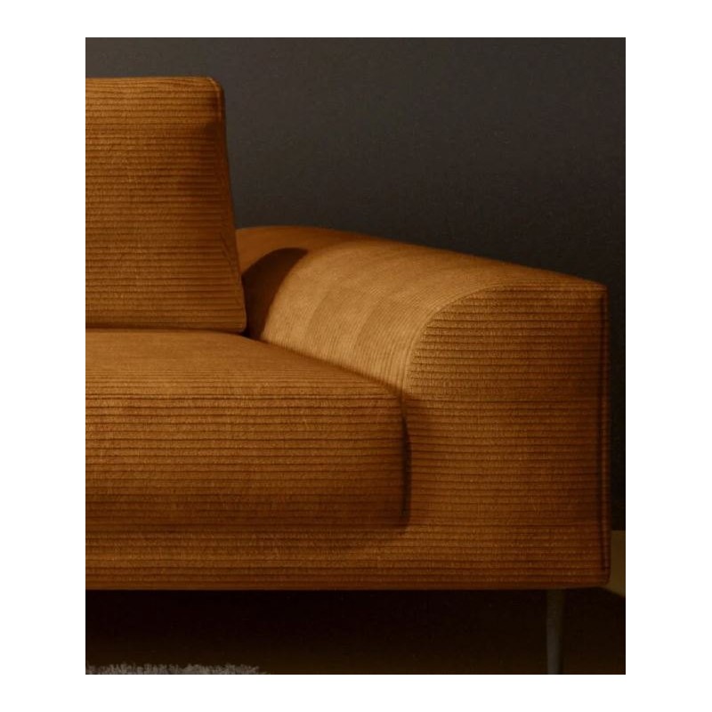 sofa w koniakowym kolorze 