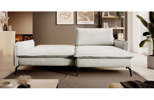 sofa narożna w kremowym kolorze 