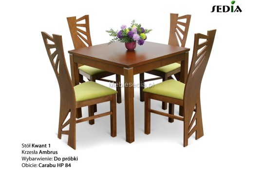 Kwadratowy stół z czterema krzesłami 