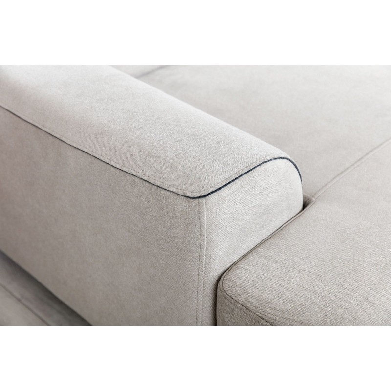 sofa w jasnej tkaninie 