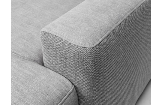 sofa w szarej plamoodpornej tkaninie 