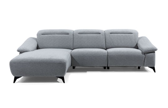 nowoczesna sofa na czarnych nóżkach 