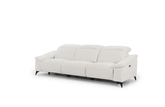 jasna sofa na czarnych nogach 