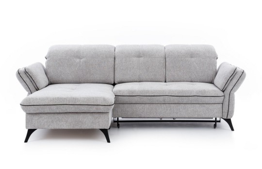 sofa z kolorowymi lamówkami 