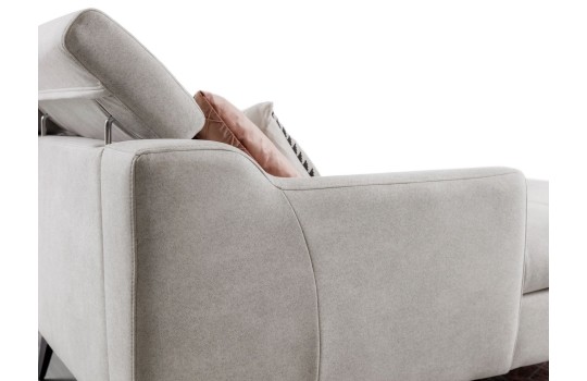 sofa w jasnej tkaninie 