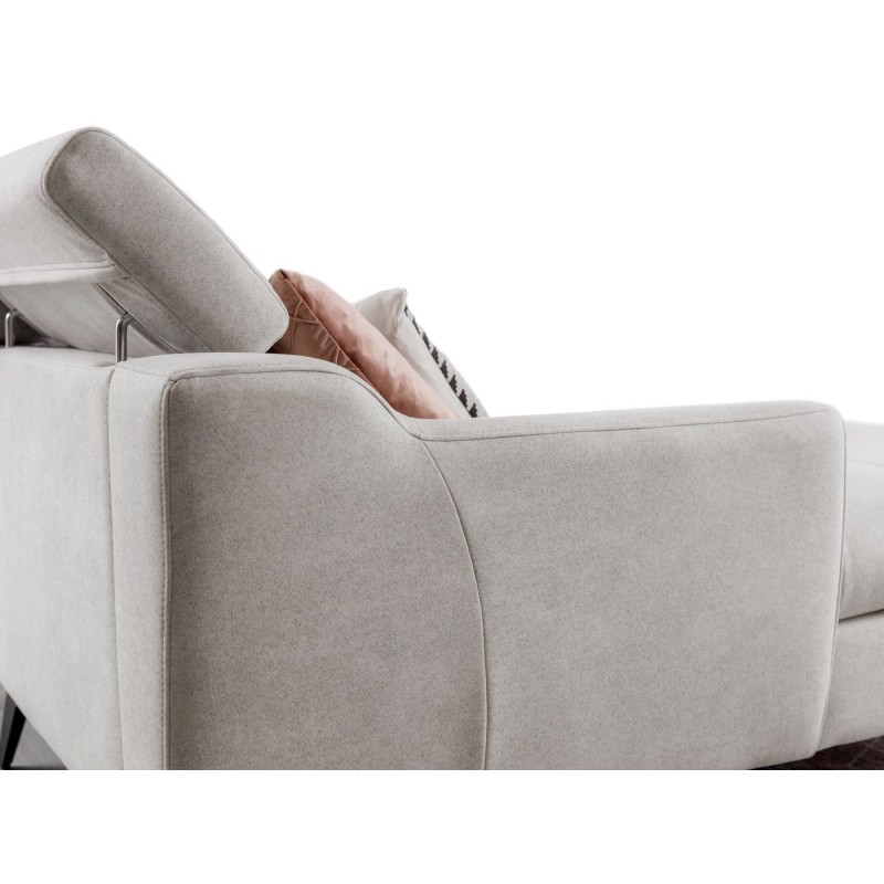 sofa w jasnej tkaninie 