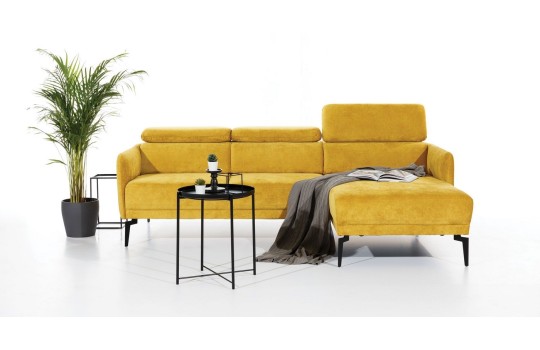 sofa na wysokich czarnych nogach 