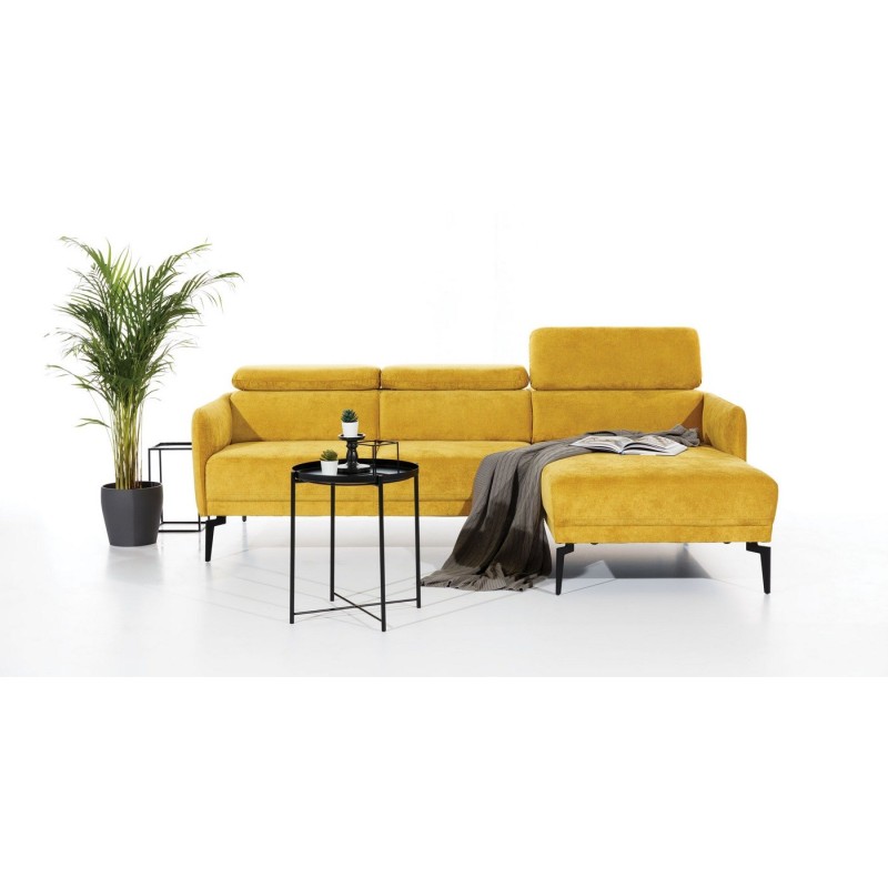 sofa na wysokich czarnych nogach 