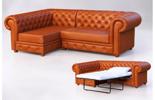 Skórzany narożnik chesterfield z pojemnikiem Manila w kolorze koniaku, złożony i rozłożony do spania Skórzany narożnik chesterfield z pojemnikiem Manila w kolorze koniaku, złożony i rozłożony do spania