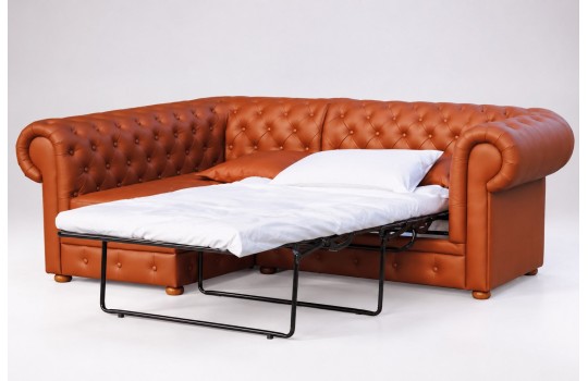 Narożnik chesterfield Manila rozłożony do spania na belgijce, z pościelą Narożnik chesterfield Manila rozłożony do spania na belgijce, z pościelą