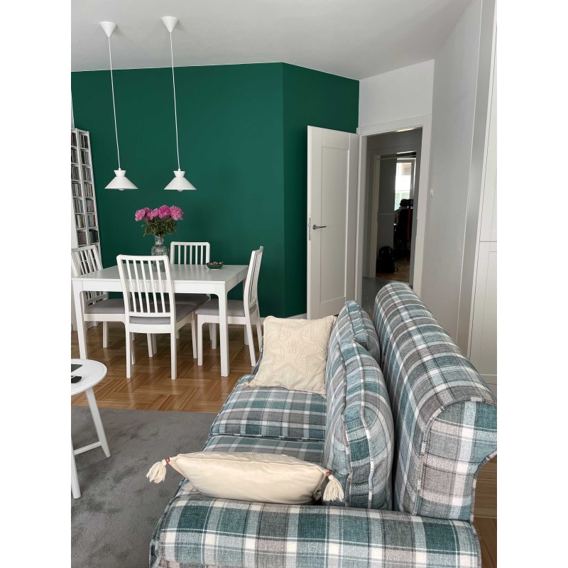 Sofa w kratę w salonie