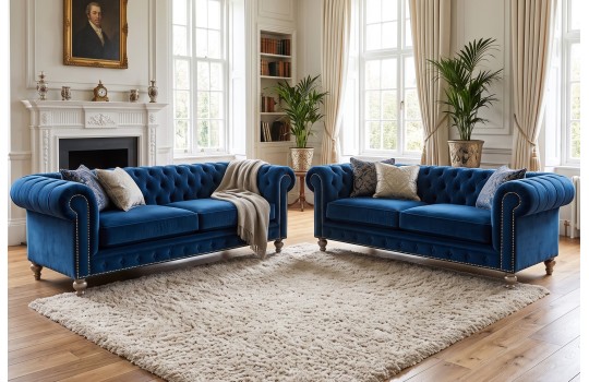 Dwie sofy chesterfield Arbela po 235 cm w kobaltowym welurze naprzeciw siebie w salonie Dwie sofy chesterfield Arbela po 235 cm w kobaltowym welurze naprzeciw siebie w salonie