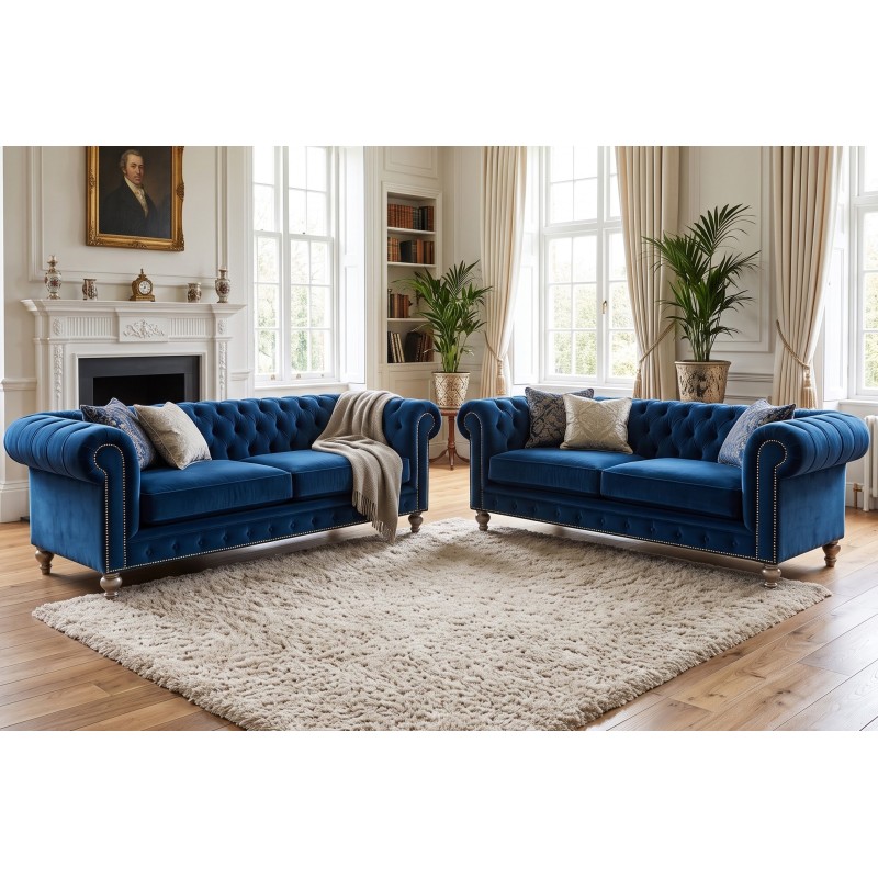 Dwie sofy chesterfield Arbela po 235 cm w kobaltowym welurze naprzeciw siebie w salonie Dwie sofy chesterfield Arbela po 235 cm w kobaltowym welurze naprzeciw siebie w salonie