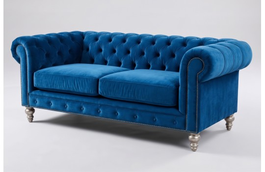 Kobaltowa sofa chesterfield Arbela 235 cm z zestawu, z ćwiekami na podłokietnikach Kobaltowa sofa chesterfield Arbela 235 cm z zestawu, z ćwiekami na podłokietnikach