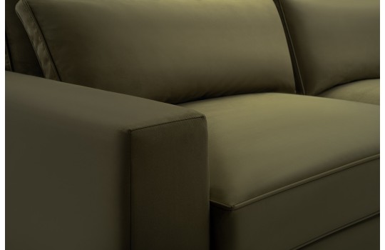 sofa z czarnymi nóżkami 