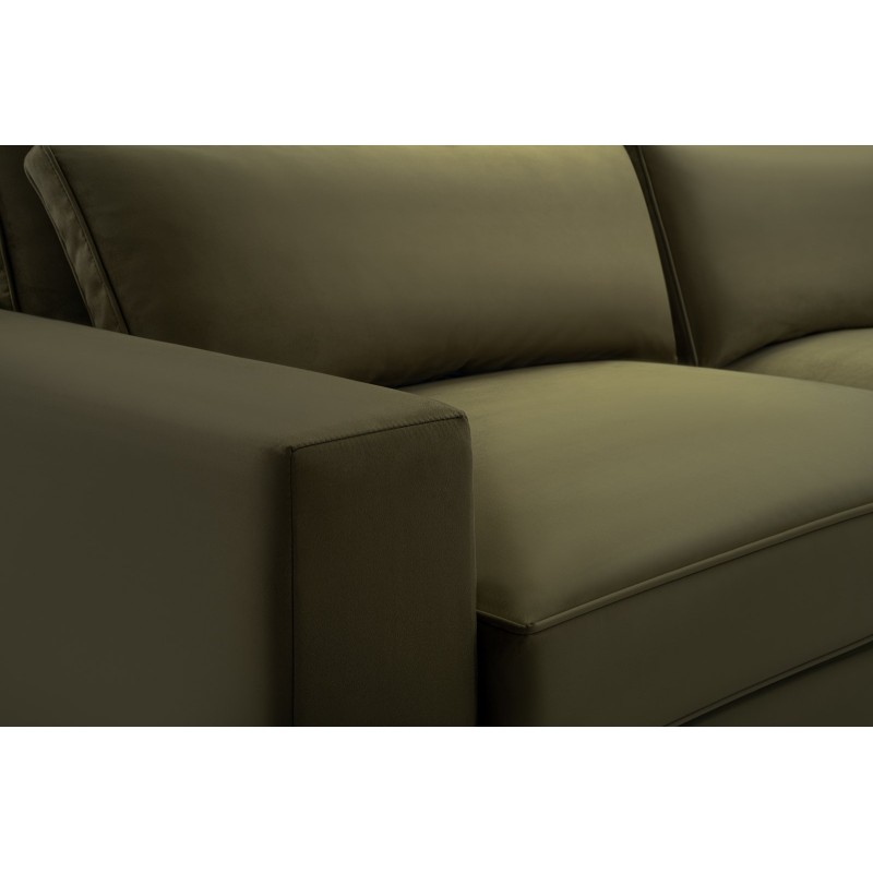 sofa z czarnymi nóżkami 