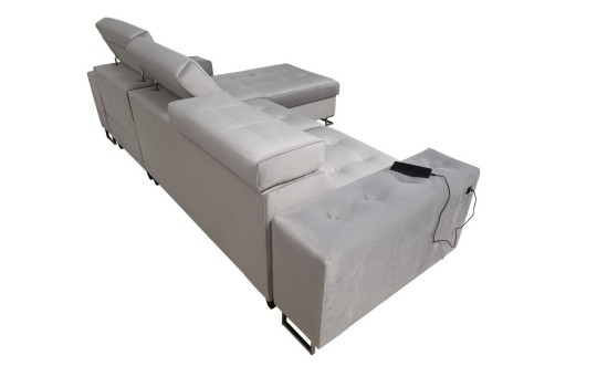 sofa w szarym materiale 