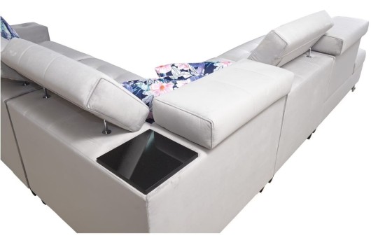 sofa z czarną półką 